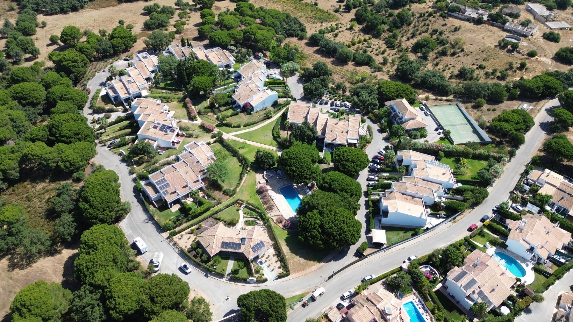 Moradia T0+2 renovada com Piscina - Condomínio Baía do Mel
